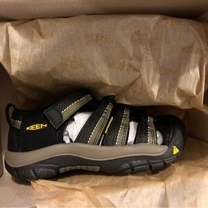 New Keen Newport H2 size 1 Youth Kids